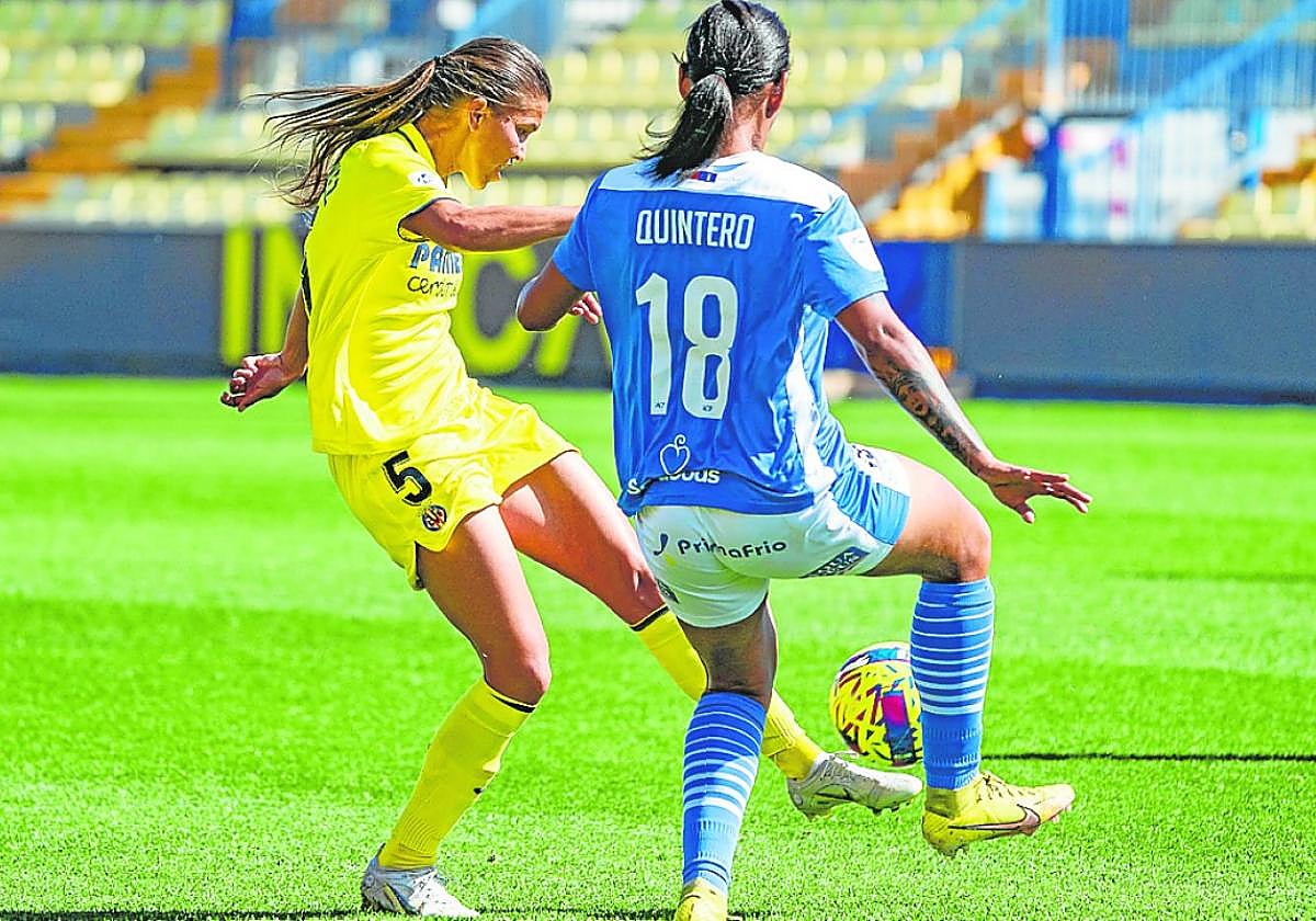 El disparo de la venezolana del Villarreal Yenifer Giménez es taponado por Aldrith Quintero, del Alhama.