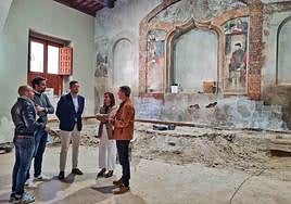 El alcalde, en el centro, durante la visita a las obras en el ermita de San Sebastián.