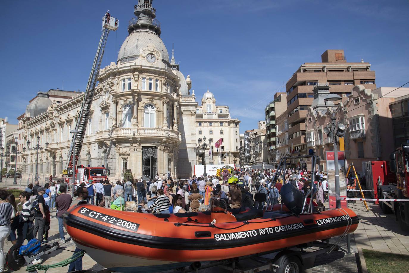 Exhibición de los bomberos de Cartagena