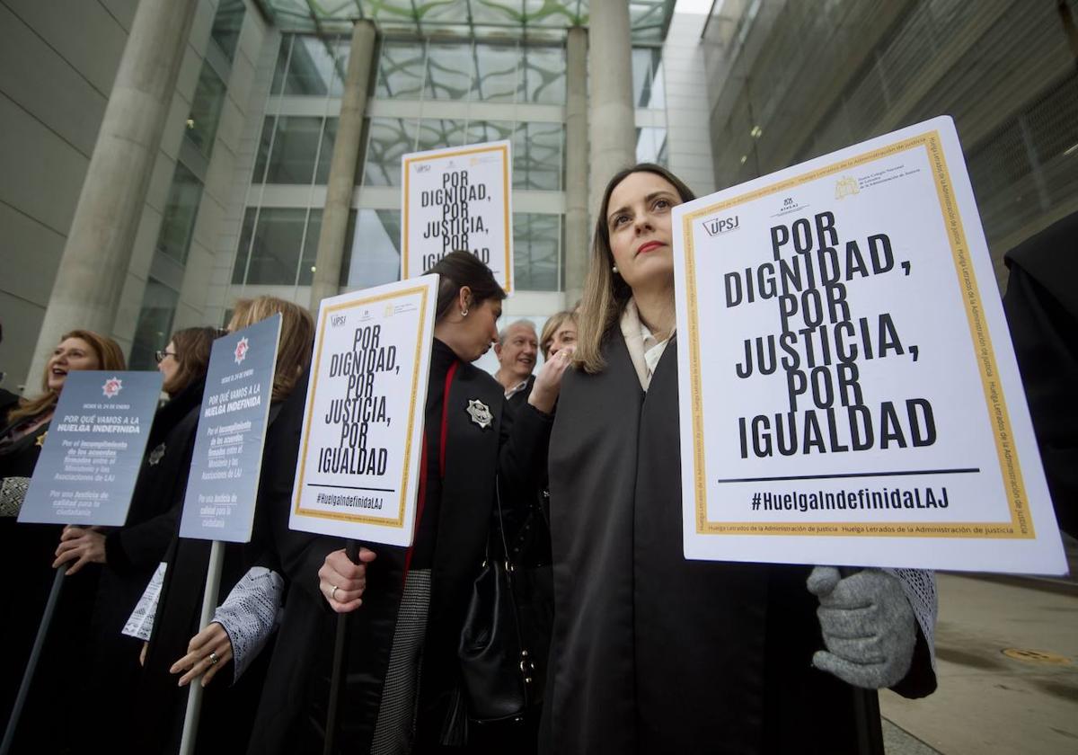 Imagen de la huelga de letrados de Justicia en la puerta del la Ciudad de la Justicia de Murcia el pasado 10 de febrero.