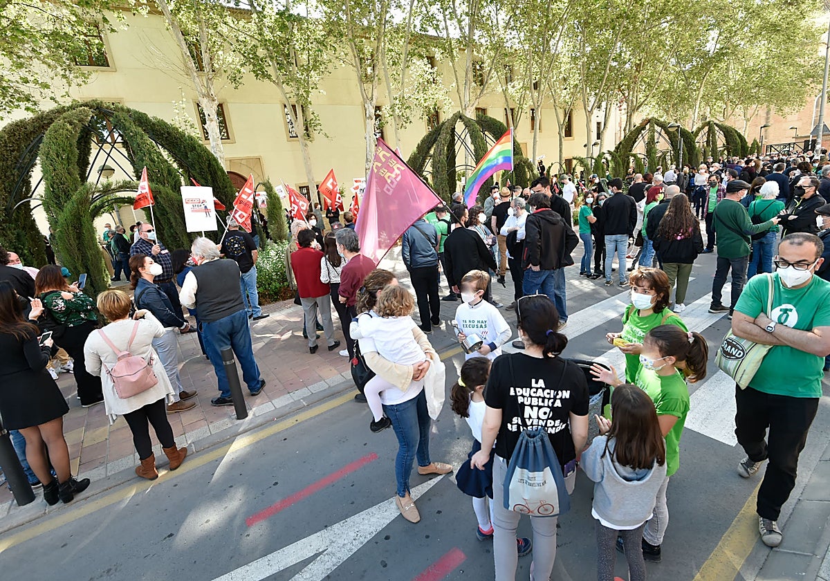 La manifestación por el 'rescate educativo' une a todos los sindicatos de enseñanza