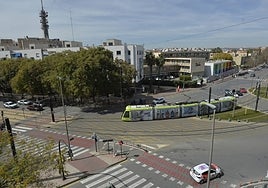Giro del tranvía en Juan de Borbón hacia la plaza Juan XXIII, donde cambiará el sentido del tráfico rodado (a la izquierda de la imagen).