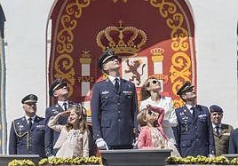 Leonor de Borbón, junto a sus padres y su hermana, en su visita a la AGA en 2014.