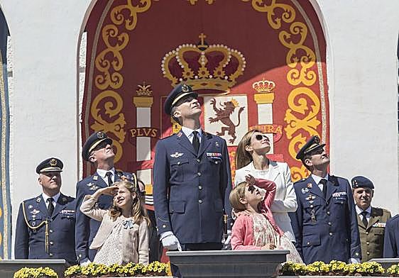 Leonor de Borbón, junto a sus padres y su hermana, en su visita a la AGA en 2014.