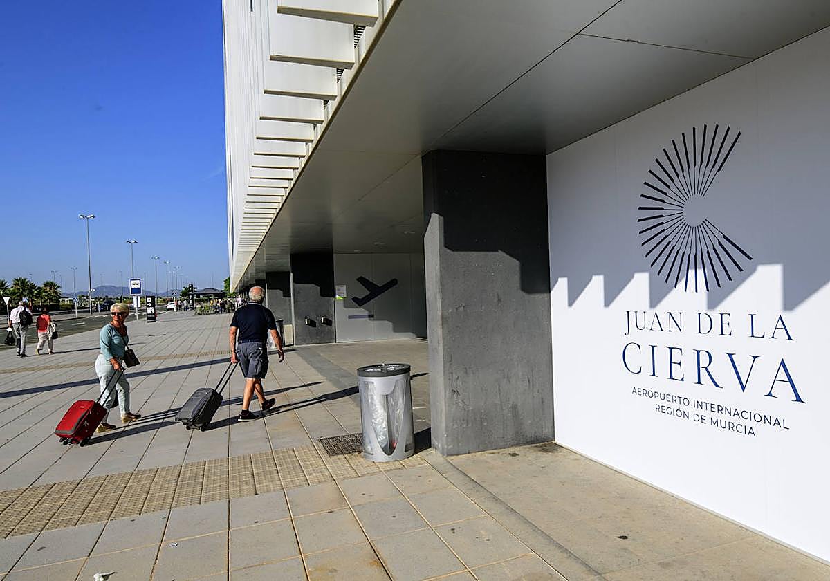 Pasajeros en el aeropuerto de la Región de Murcia, en una imagen de archivo.
