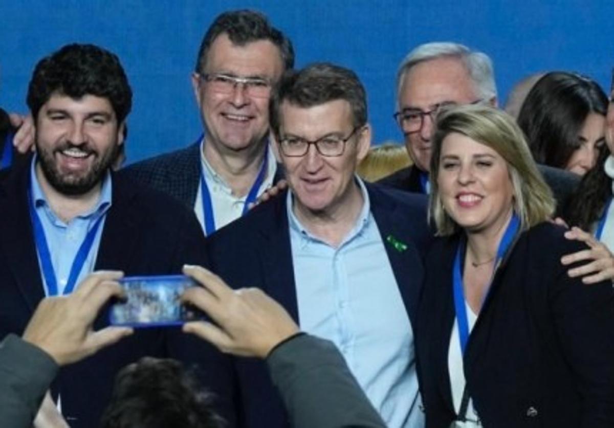 López Miras, Feijóo y Arroyo, en una foto de archivo con otros dirigentes del PP regional.