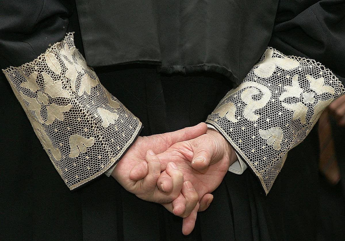 Detalle de las puñetas de la toga de un magistrado.