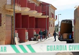 Dos agentes custodian el cordón que se estableció en la barriada durante los registros.