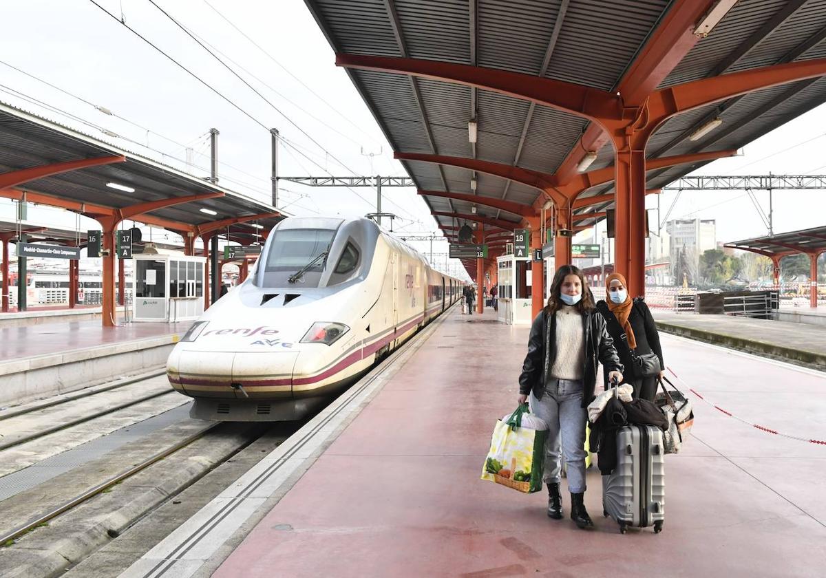 Un AVE en la estación de Chamartín, en una foto de archivo.