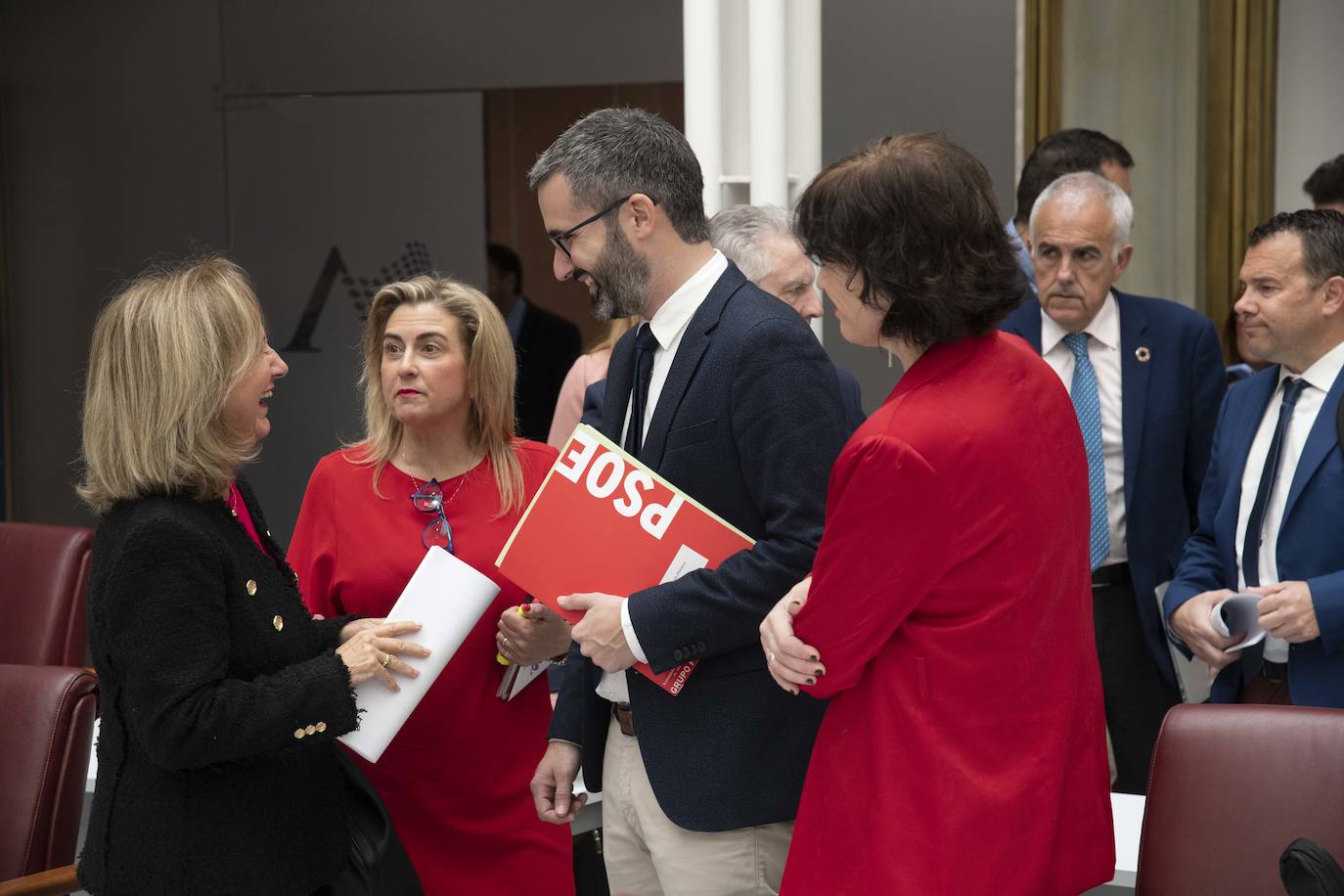 Pleno en la Asamblea Regional, en imágenes