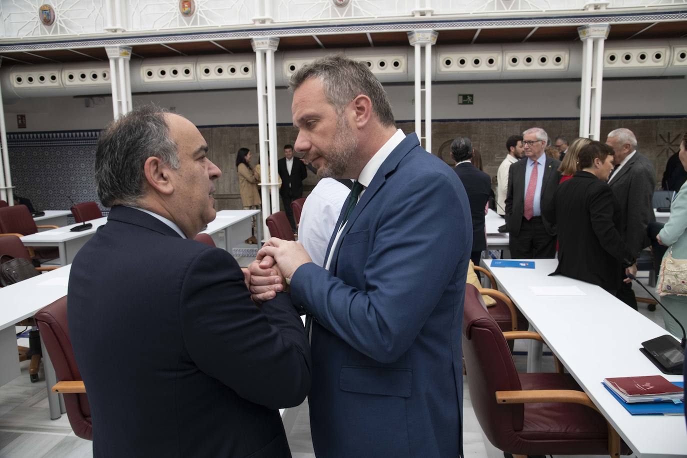 Pleno en la Asamblea Regional, en imágenes