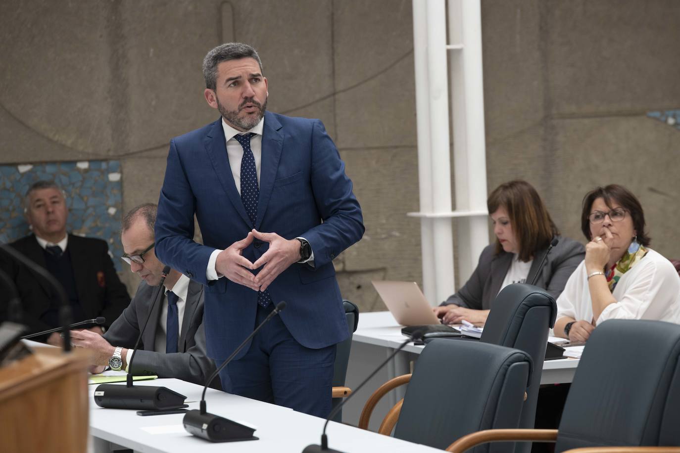 Pleno en la Asamblea Regional, en imágenes