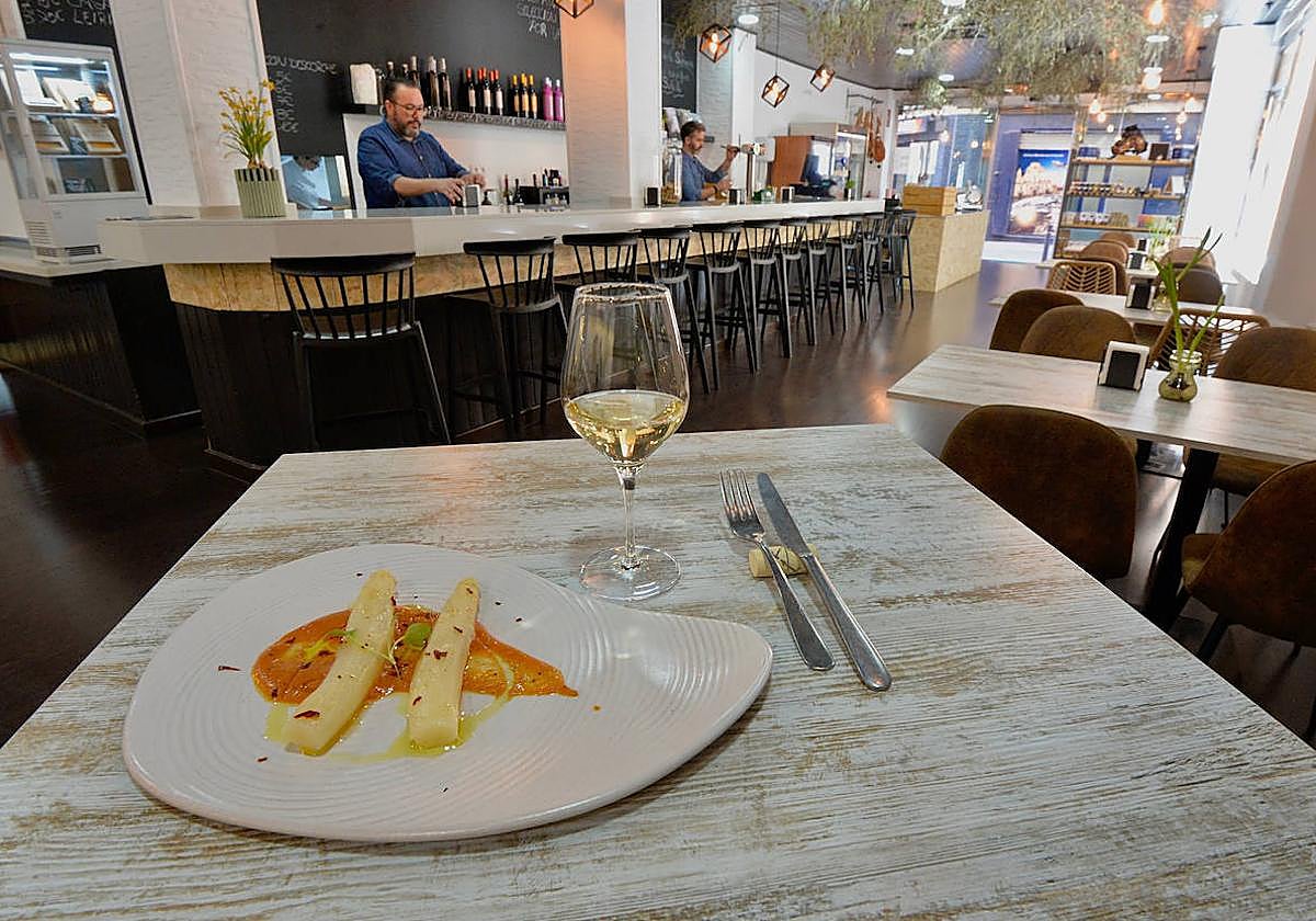 Un plato de espárragos con romescu en Gaia.