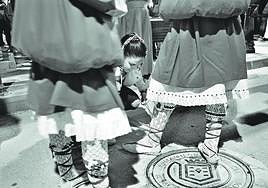 Dos nazarenos listos para participar en la procesión.