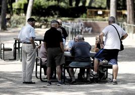 Varios pensionistas juegan al dominó en un parque de Madrid, en una imagen de archivo.