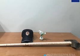 El mazo y la cocaína requisados por la Policía Local al detenido.