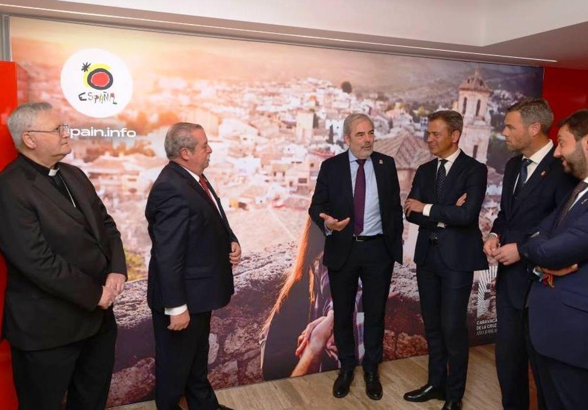 El obispo Lorca Planes; el hermano mayor, Luis Melgarejo; el consejero de Turespaña en Roma, Gonzalo Ceballos; el consejero de Presidencia, Marcos Ortuño; el alcalde de Caravaca, José Francisco García; y el director del ITREM, Juan Francisco Martínez, en la oficina de Turespaña en Roma.