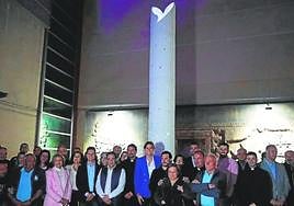 Asistentes a la inauguración de la obra escultórica.