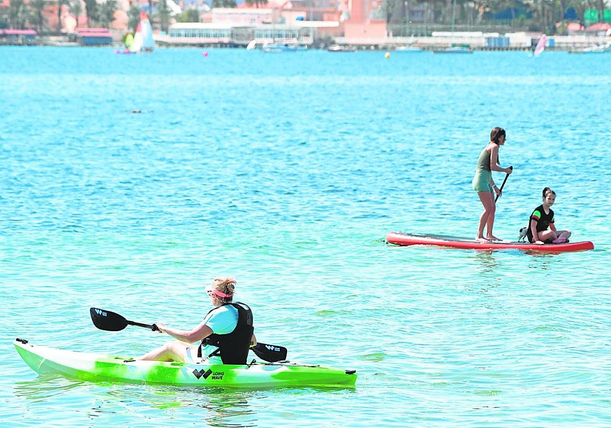 Vecinos disfrutan de deportes náuticos en un día de playa en el Mar Menor, en una imagen reciente.
