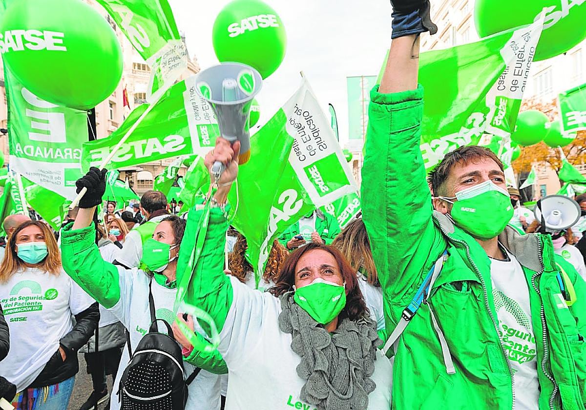 Protesta multitudinaria de SATSE ante el Congreso por el bloqueo de la Ley de Seguridad del Paciente.