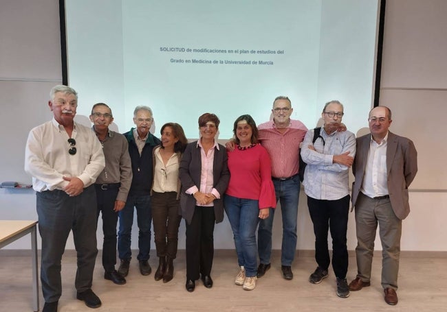 La decana de Medicina, Carmen Robles (en el centro), junto a algunos de los profesores asociados de Medicina de Familia (entre ellos Juan Pereñíguez, primero por la izquierda), y otros docentes, este jueves.