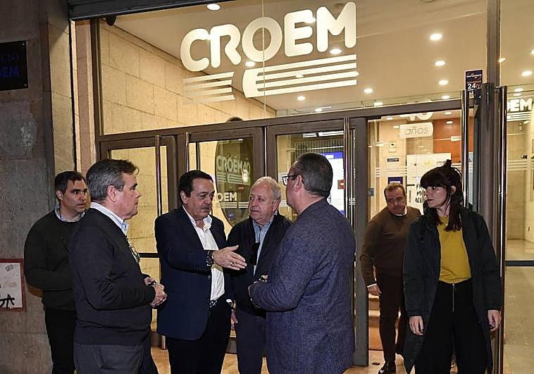 El presidente de Croem (3º izquierda) y los secretarios generales de UGT y CC OO, ayer, con hosteleros tras cerrar el acuerdo.
