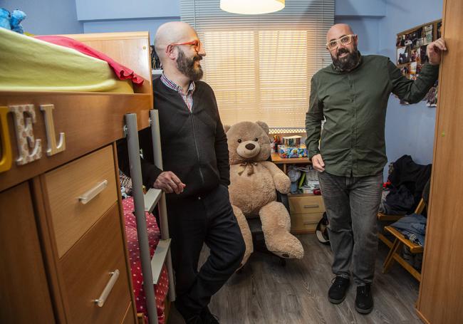 Fede Padial (izda.) y Manuel González, en su casa de Cartagena.