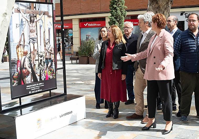 La alcaldesa Juana Guardiola señala una de las imágenes de la Semana Santa jumillana, junto al director de LA VERDAD, Alberto Aguirre, y la regidora de San Pedro, Visitación Martínez.