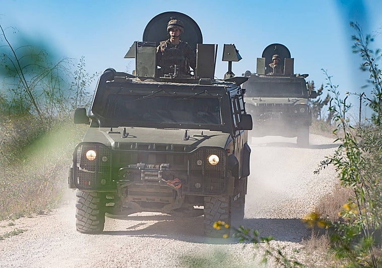 Vehículos blindados realizan una práctica de conducción por la base.