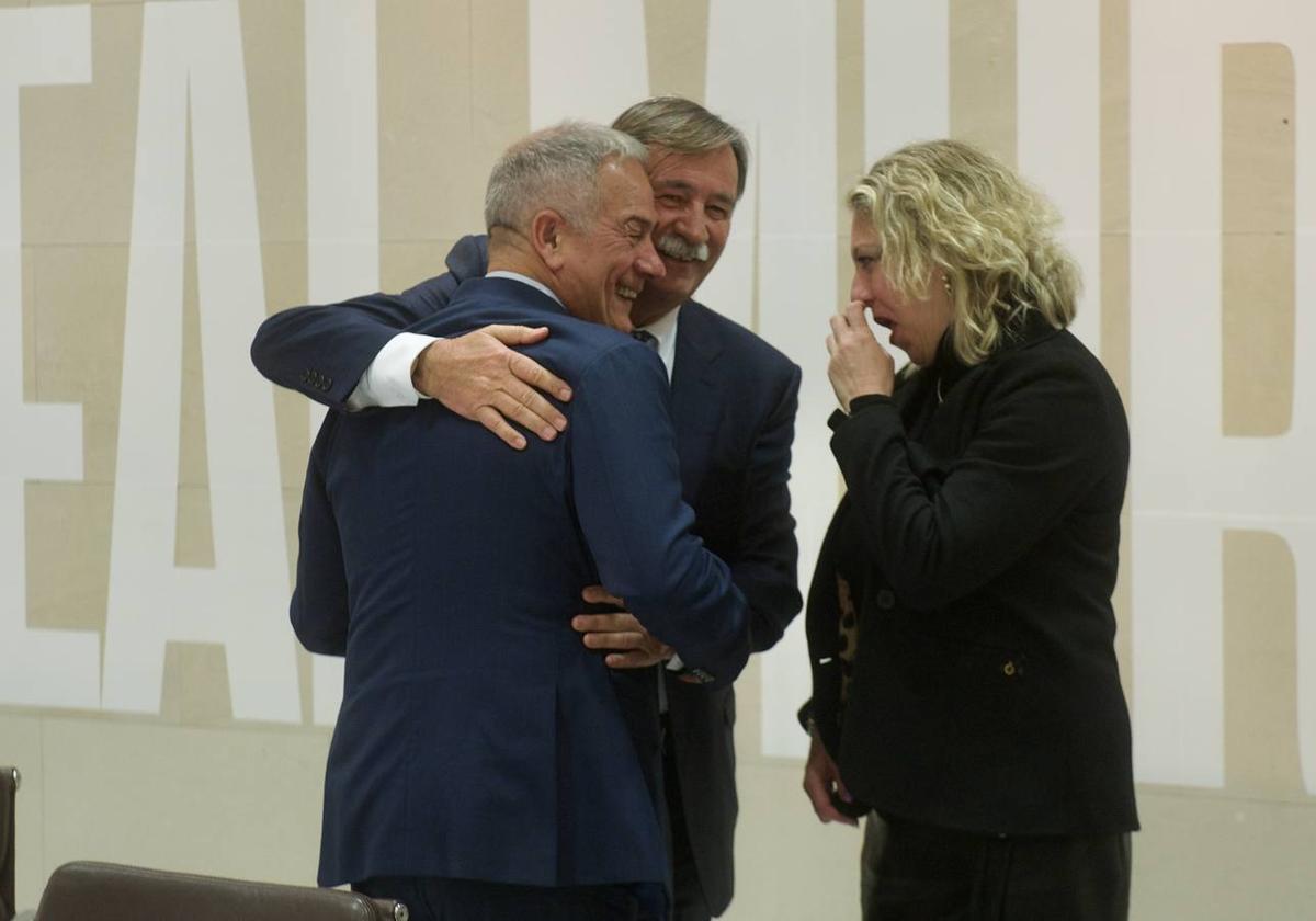 Felipe Moreno junto a Antonio Pedreño y Maria del Mar Carrillo tras la junta del 8 de marzo.