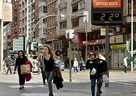 Un termómetro de Murcia marca 22 grados en pleno enero.