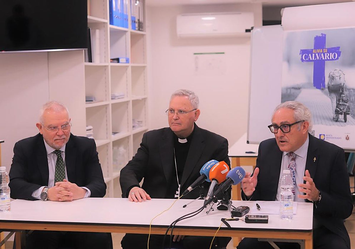 Presentación de la campaña de Jesús Abandonado, con el presidente de las cofradías de Murcia, el obispo Lorca Planes, y el presidente de la Fundación.