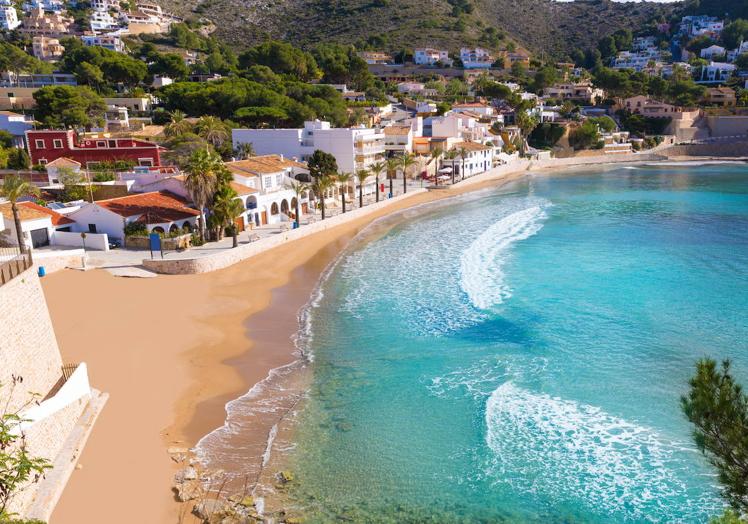 Imagen de archivo de la playa el Portet en Moraira.