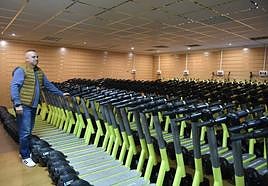 Un empleado de la empresa muestra parte de la flota, almacenada en una nave del municipio.