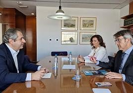 Una de las reuniones mantenidas este viernes entre el consejero y representantes sindicales.