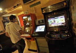 Un joven juega con una máquina tragaperras, en una imagen de archivo.