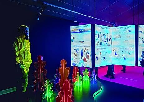 Imagen secundaria 1 - Obras de la exposición colectiva 'Constalación gráfica', en el CCCB; instalación de Ana Galvañ y cartel de la exposición 'Cómic. Sueños e historia', de CaixaForum.