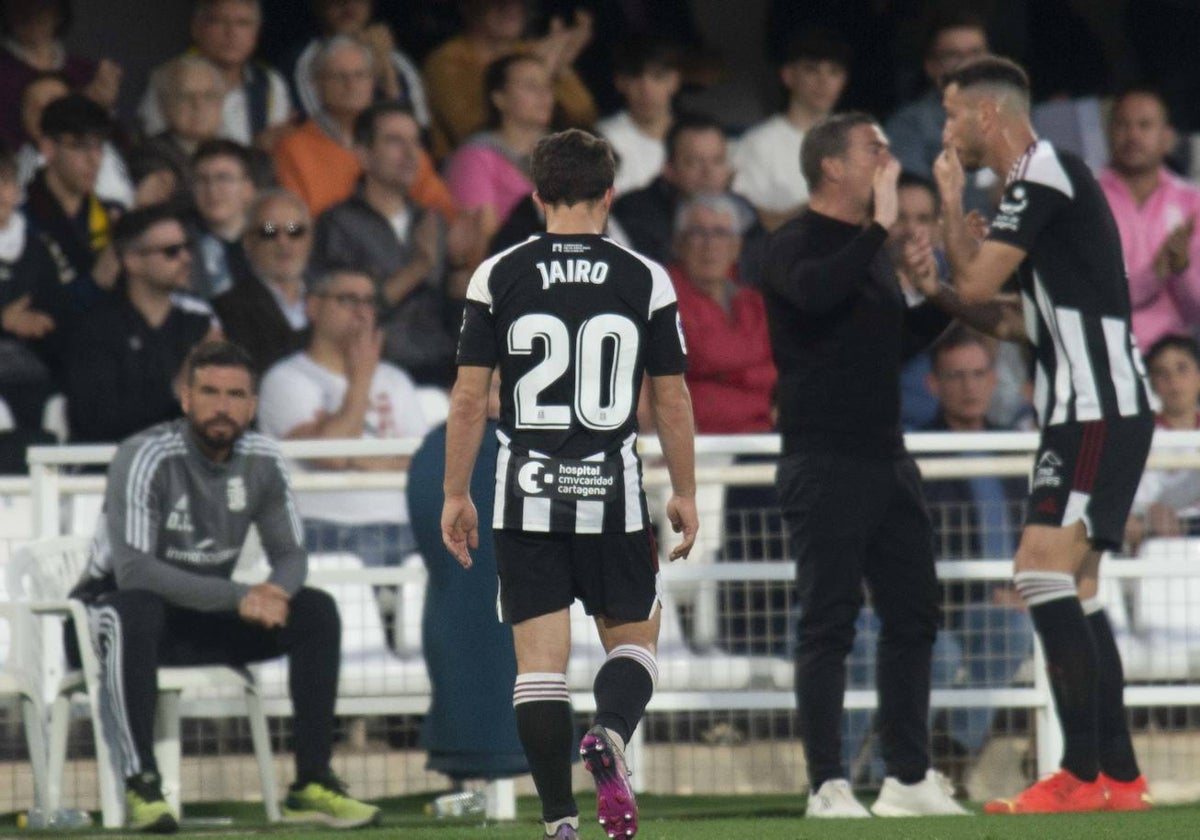 Jairo, cabizbajo, abandona el campo lesionado ante el Andorra. A