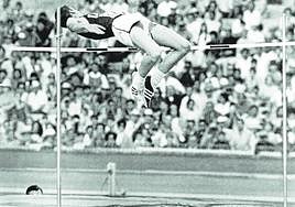 Dick Fosbury ejecutando el salto de altura en los Juegos de México. Fue la primera vez que utilizó este estilo bautizado como 'Fosbury flop'.