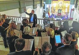 La coral Tomás Luis de Victoria canta durante la solemne eucaristía del Cristo del Socorro.