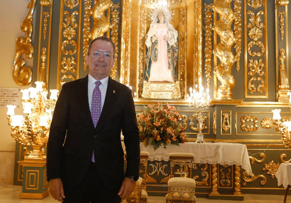 Mateos, en la capilla del Rosario, ante la Virgen.