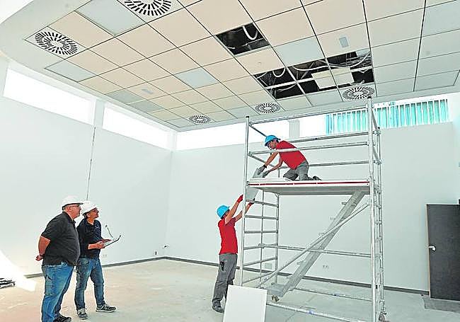 Los alumnos también aprenden a instalar placas solares.