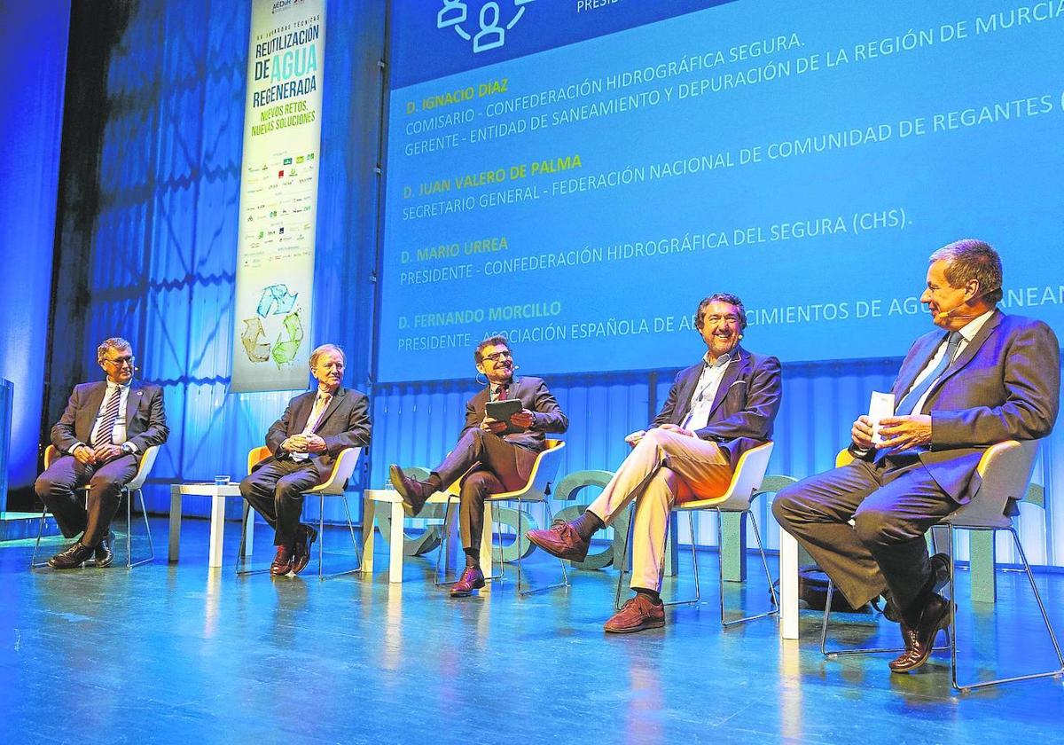 Mario Urrea, Fernando Morcillo, Domingo Zarzo, Juan Valero de Palma e Ignacio Díaz debaten sobre el papel del saneamiento y la depuración en la economía circular.