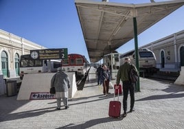 Viajeros en la estación de Cartagena.