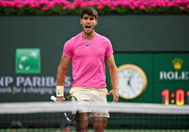 Carlos Alcaraz celebra un punto ante Jannik Sinner, este sábado en la semifinal de Indian Wells.