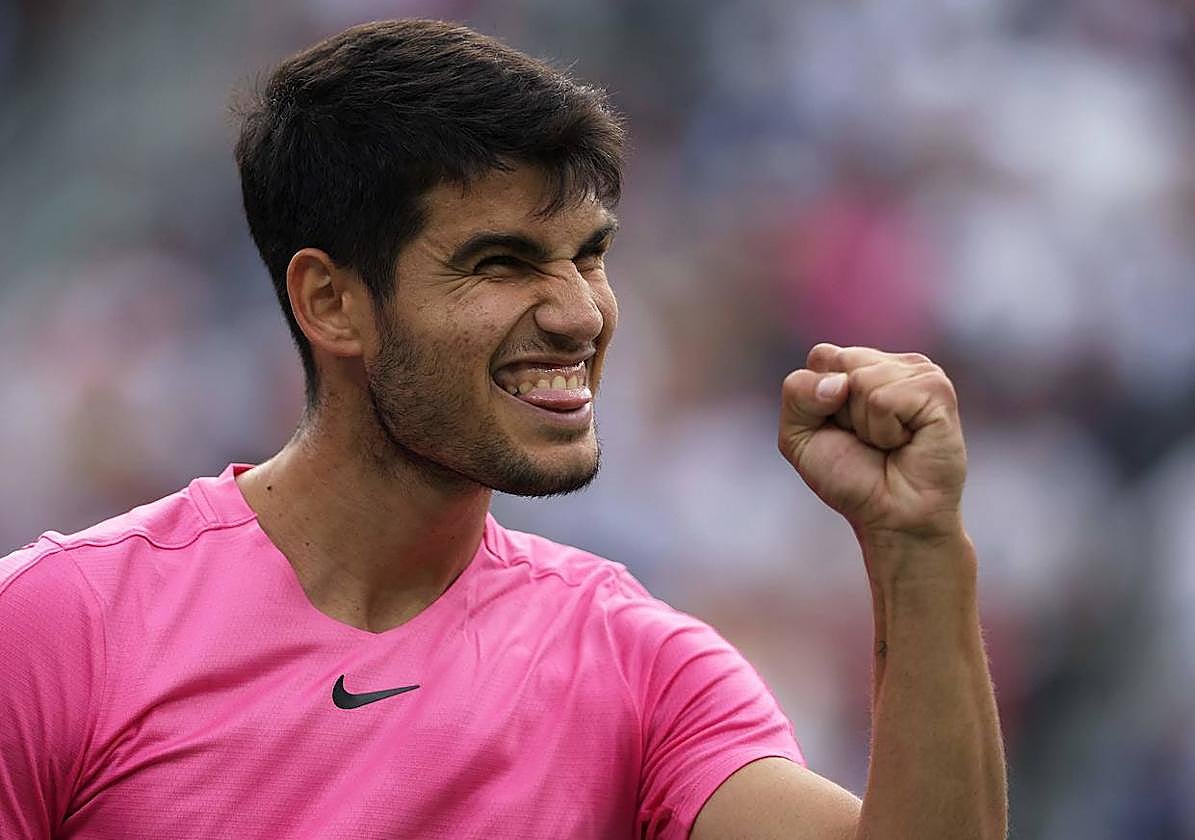 Carlos Alcaraz celebra con el puño en alto en su partido contra Sinner.
