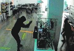 Tres asaltos en la confitería Fina de Santiago El Mayor