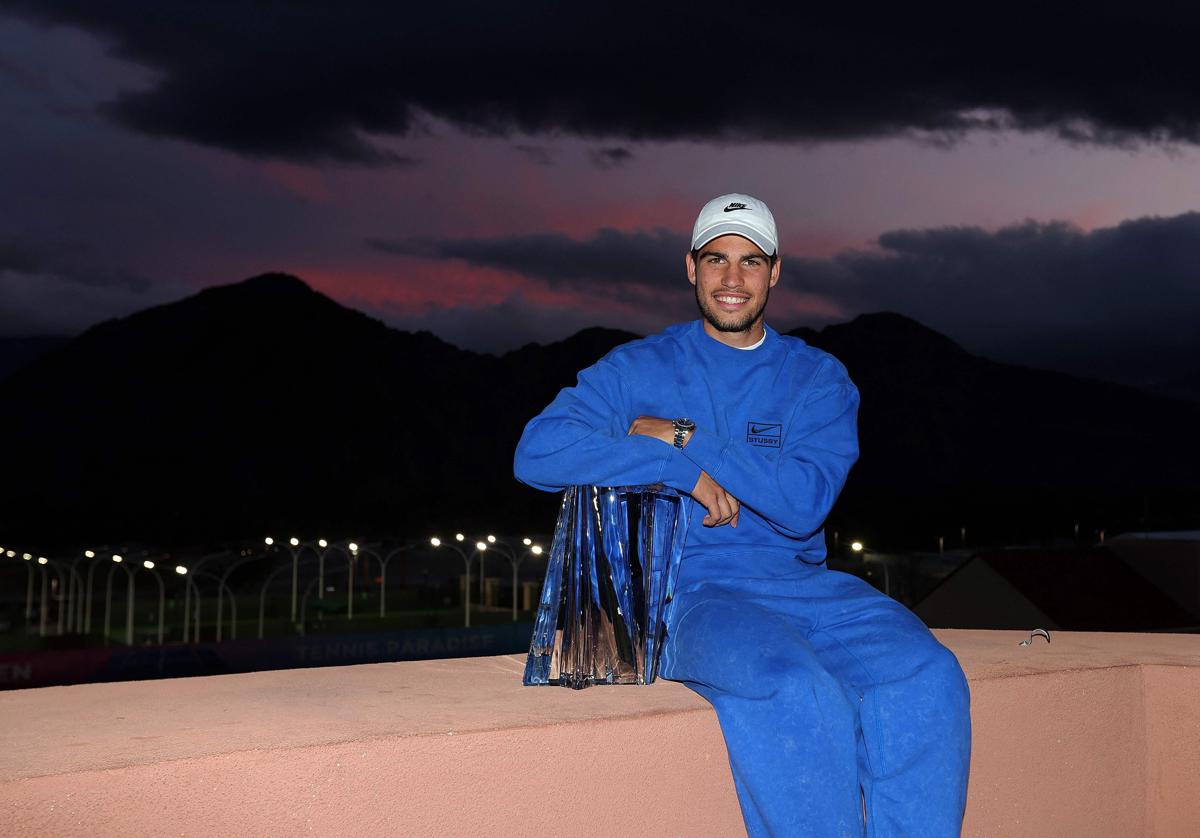 Carlos Alcaraz posa ante los medios tras triunfar en Indian Wells, este domingo.