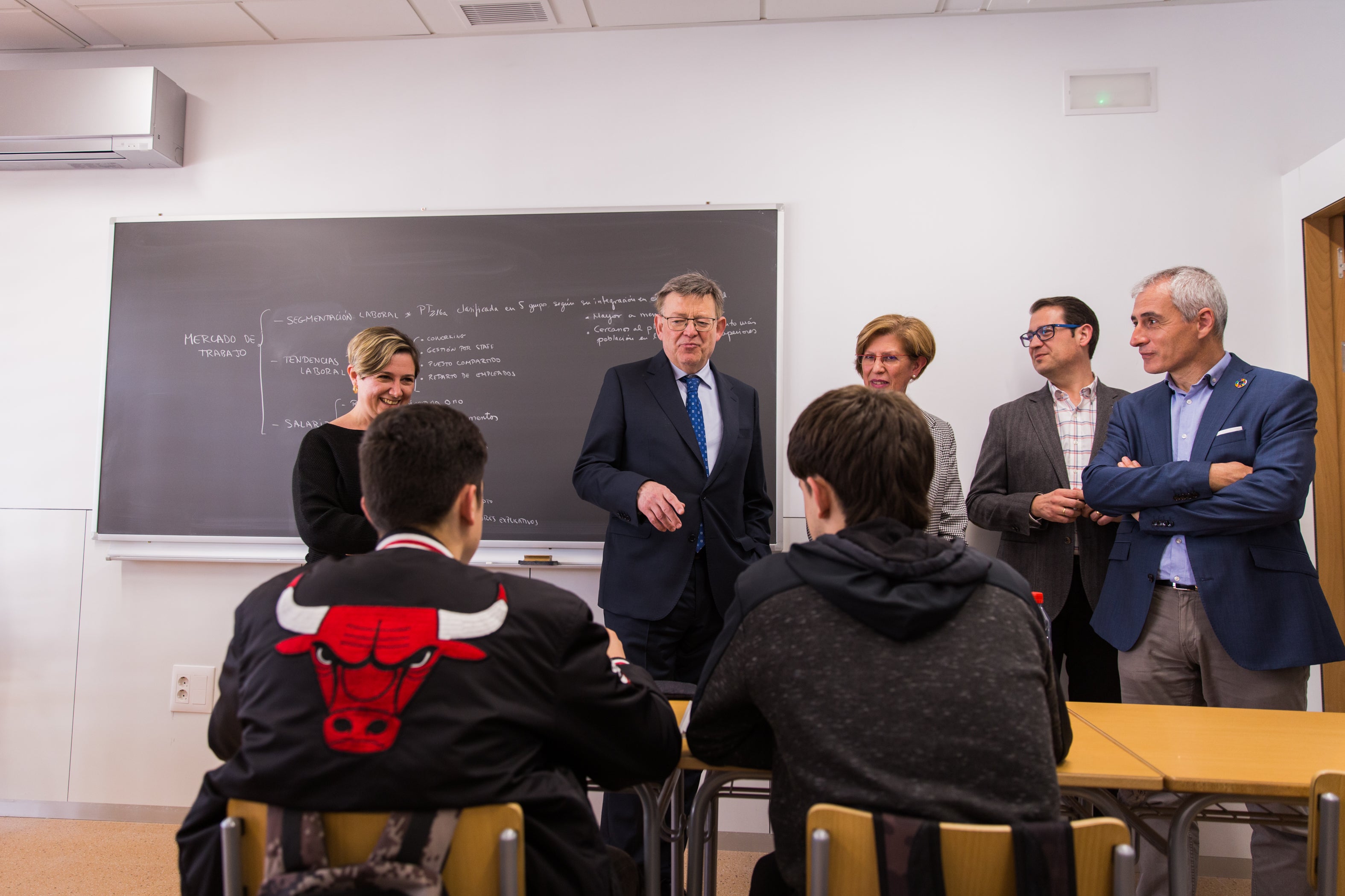 El president y la consellera Tamarit charlan con unos alumnos de bachiller.