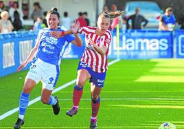 La atlética Medina para en falta un avance de la alhameña Carmen Fresneda, ayer.